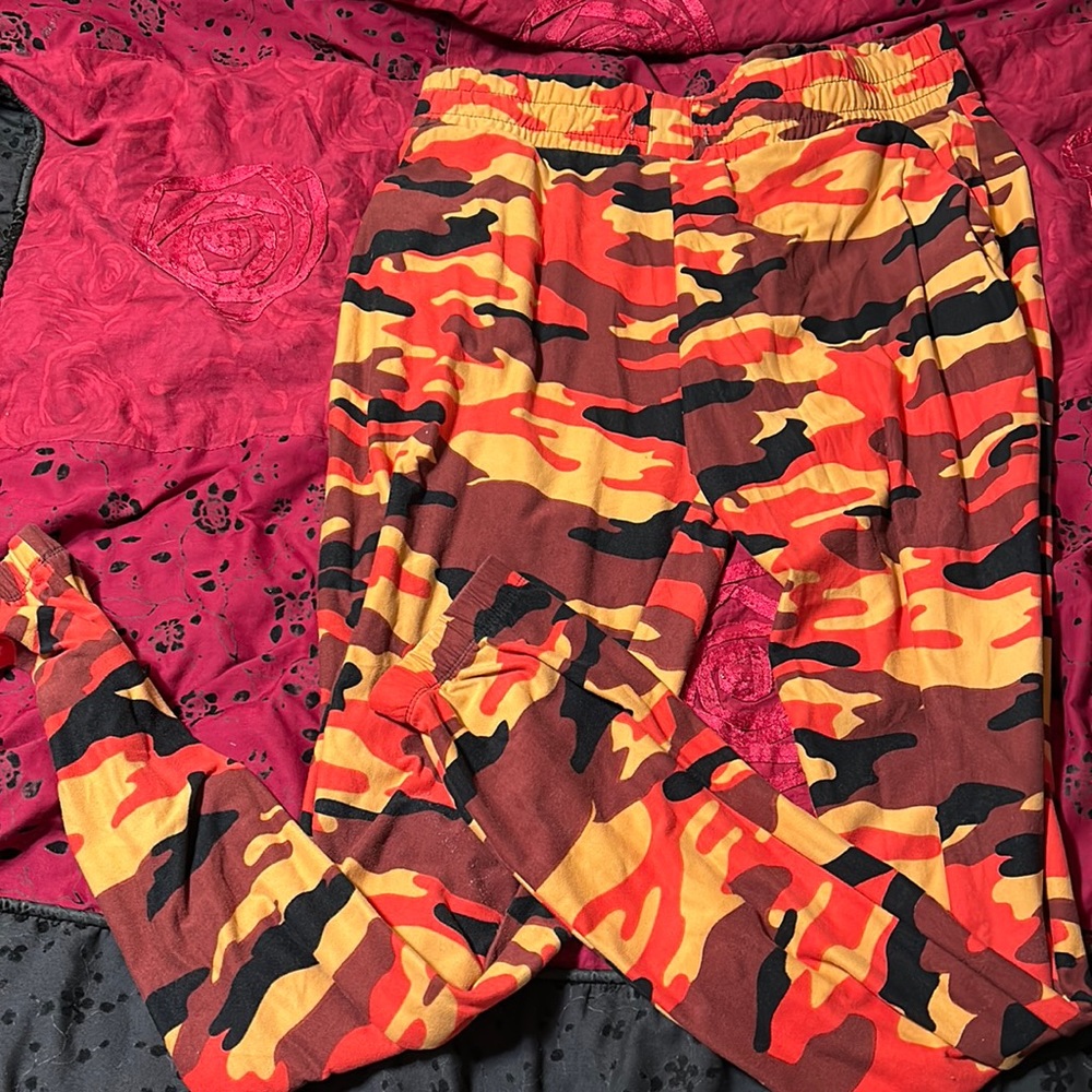 Warm Camo Leggings. Size M